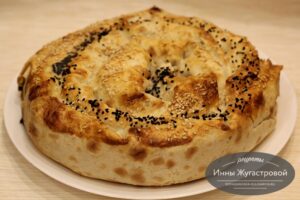 Лавашный пирог со стручковой фасолью, шпинатом и луком-пореем