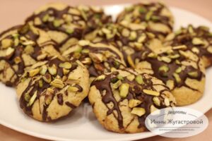 Печенье с шоколадной глазурью и фисташками