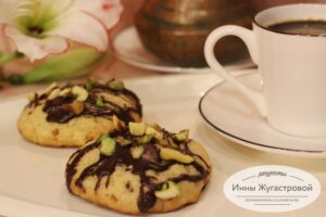 Печенье с шоколадной глазурью и фисташками