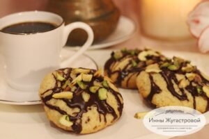 Печенье с шоколадом и фисташками
