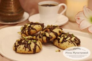 Песочное печенье с шоколадом и фисташками