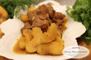 Свинина с яблоками в мультиварке