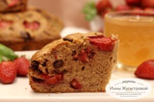 Клубничная шарлотка с шоколадом