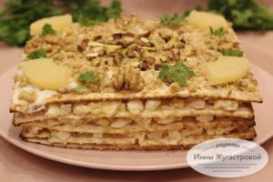 Закусочный торт из мацы с курицей и ананасами