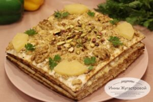 Пирог без выпечки из мацы с курицей и ананасами