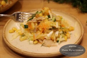 Салат Пеликан из кальмаров с ананасами