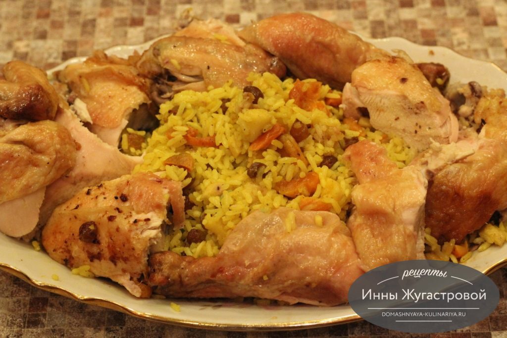 Курица с рисом, яблоками и сухофруктами в духовке