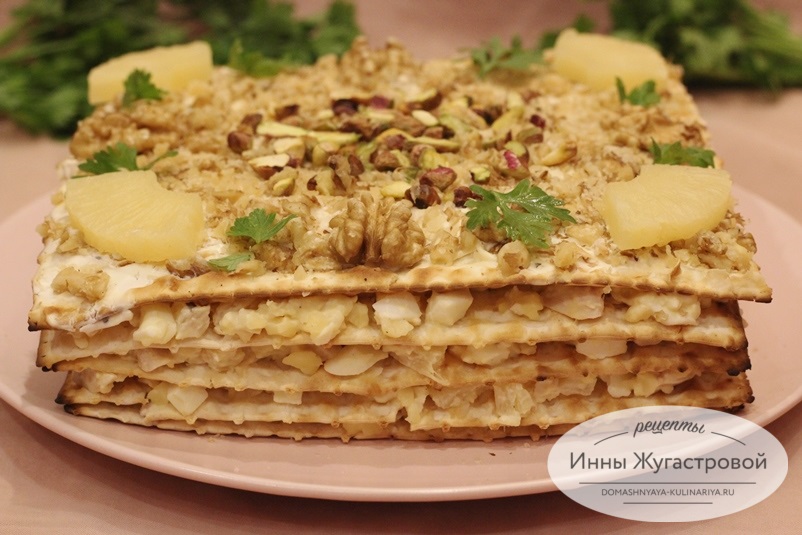Закусочный торт из мацы с курицей и ананасами