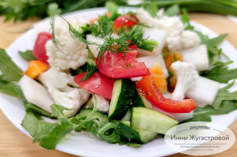 Салат из свежей цветной капусты и редьки дайкон, вкусный и хрустящий