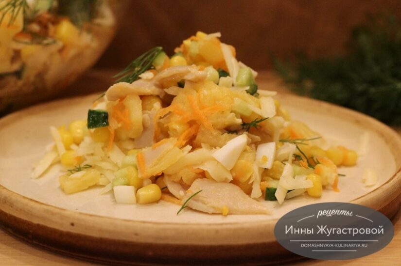 Салат Пеликан с кальмарами, ананасами, кукурузой, яйцами, сыром и овощами без заправки