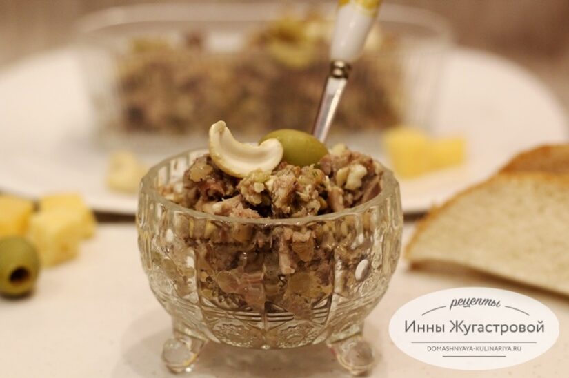 Риет из рыбных консервов (скумбрии) с обжаренным луком, оливками и орехами